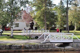 Kustaa II Adolfin puisen patsaan on veistänyt Ulla Haglund ja se paljastettiin Englanninpuistossa Kokkolan 400-vuotis juhlavuonna 2020.