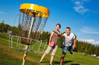 Kokkolassa on hyvät mahdollisuudet harrastaa myös frisbeegolfia. Pariskunta on lähtenyt Kokkolan Meripuistoon heittelemään kiekkoja kesäisenä päivänä.