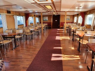 M/S Jennyssä on tilaa sadalleseitsemällekymmenelleseitsemälle matkustajalle. Risteilyaluksen salongissa voit rentoutua laivamatkan ajan nauttien virvokkeita laivan kioskista.