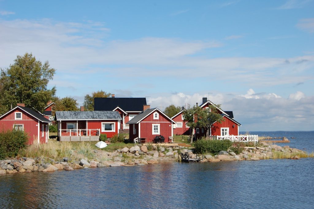 Ohtakarin kalastajakylä on merellinen paikka Lohtajalla. Saaristotunnelmaa huokuvat punaiset mökit ja kivinen ranta. Merellinen kohde on suosittu matkailijoiden keskuudessa.