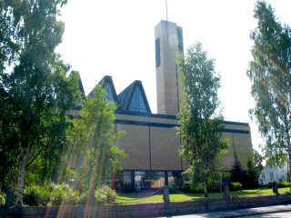 Nykyinen arkkitehti Aarne Nuortilan suunnittelema kirkko valmistui vuonna 1960.