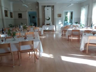 The building has a hall for 120 people and a stage, dining room and kitchen, as well as tablecloths and tableware for 120 people.
