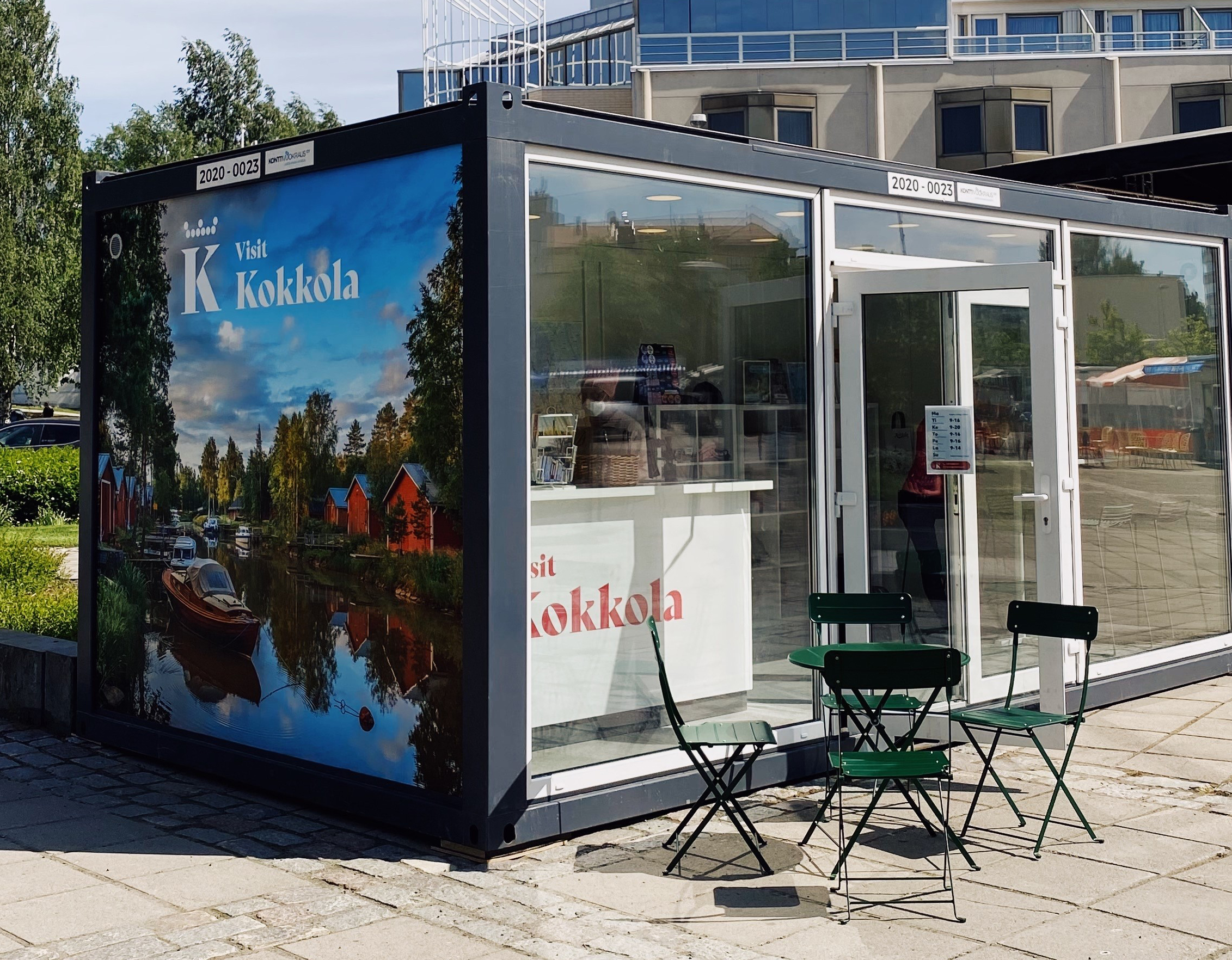 Kokkolan matkaluneuvonta Matkailijan kioski sijaitsee Kokkolan kauppatorilla ja palvelee matkailijoita ja kaupunkilaisia läpi koko kesän.