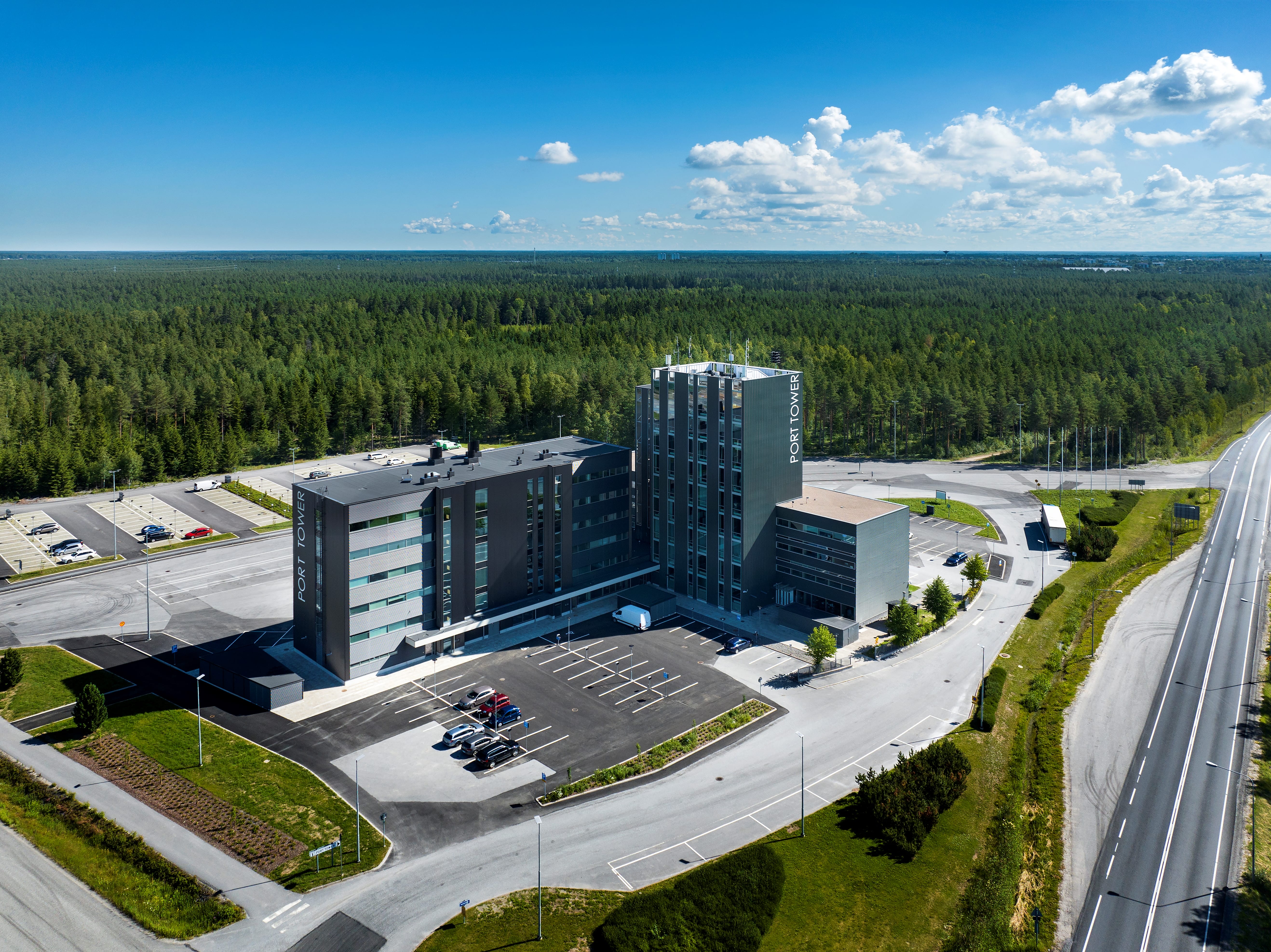 Port Towerin korkeatasoinen edustustila Visit Center sijaitsee Kokkolan suurteollisuusalueen ja sataman välittömässä läheisyydessä rakennuksen kahdeksannessa kerroksessa. Pysäköintitilaa on käytössä runsaasti.