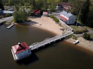 Villa Elba sijaitsee aivan meren rannalla luonnon läheisyydessä.